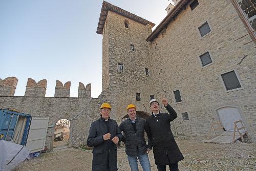 L'assessore regionale al Territorio Graziano Pizzimenti, il sindaco di Colloredo Luca Ovan e il presidente del Consiglio regionale Piero Mauro Zanin durante il sopralluogo ai lavori di ripristino del Castello